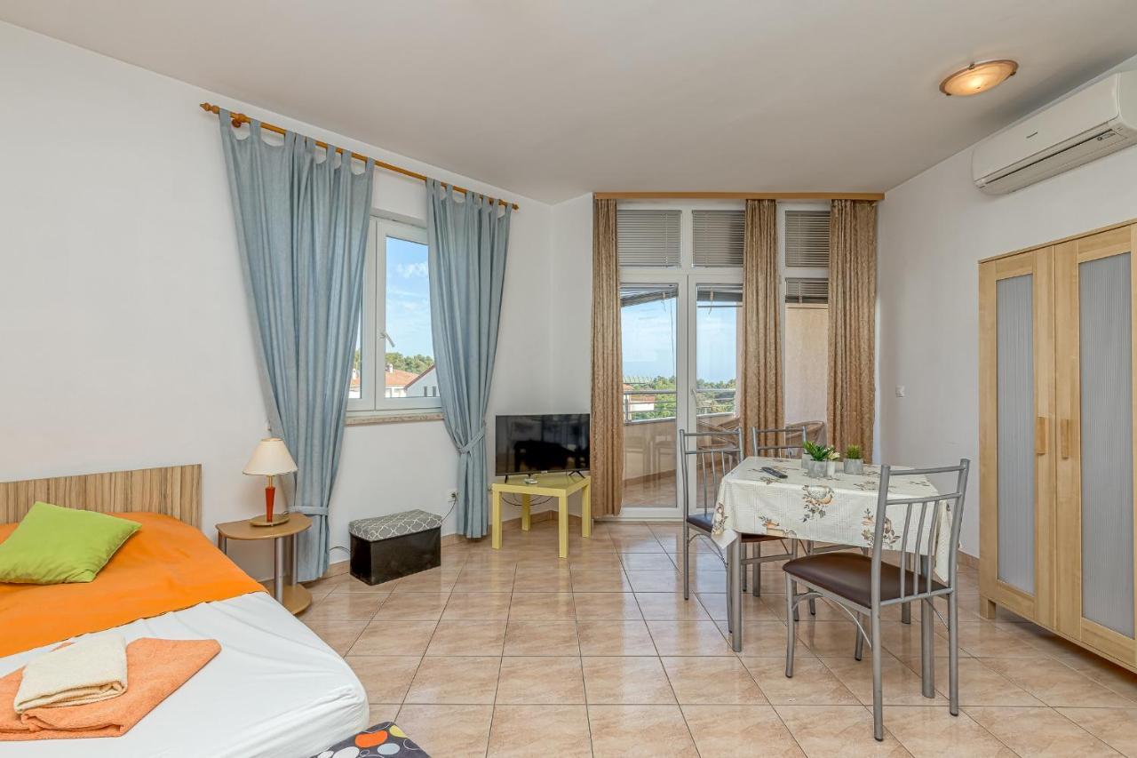 Sunrise Apartments Ровинь Экстерьер фото