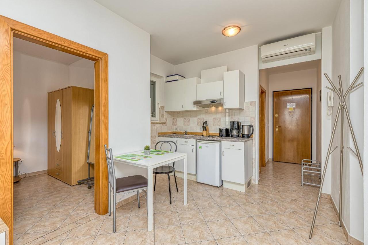 Sunrise Apartments Ровинь Экстерьер фото