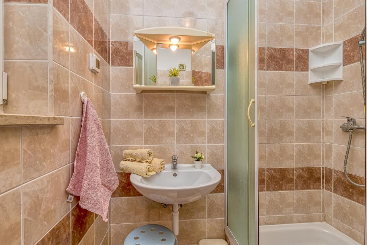 Sunrise Apartments Ровинь Экстерьер фото